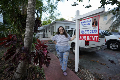 Krystal Guerra, de 32 años, posa para una foto afuera de su apartamento, que tiene que dejar después de que su nuevo arrendador le dio menos de un mes de aviso de que su renta subiría un 26%, el sábado 12 de febrero de 2022, en Coral Barrio Way de Miami.
