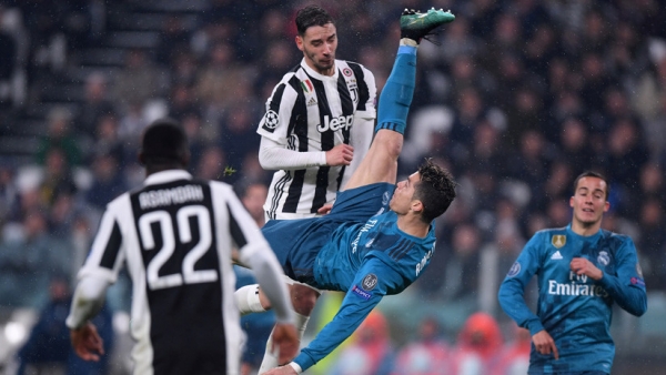 Cristiano Ronaldo convierte un gol de chilena contra la Juventus. Turín (Italia), 3 de abril de 2018.