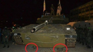 El falso tanque de Hamas, con las ruedas que asoman por debajo