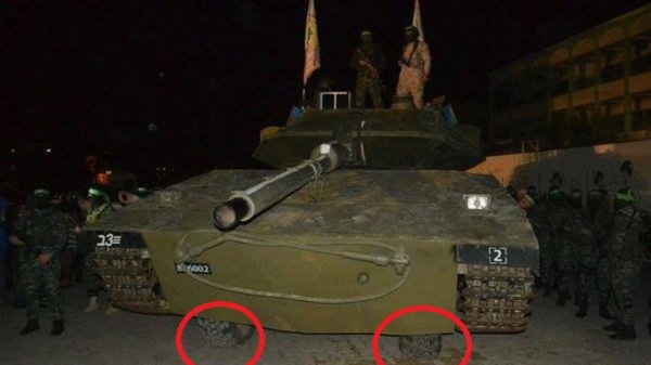 El falso tanque de Hamas, con las ruedas que asoman por debajo