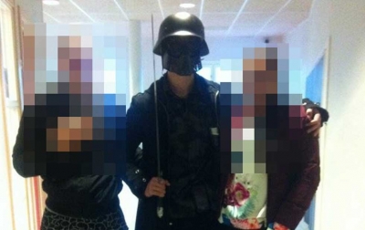 El asesino se tomó fotos con algunos estudiantes, que pensaron se trataba de una broma de Halloween.
