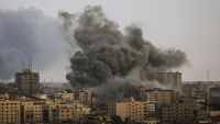 Humo procedente de un edificio destruido en Gaza por un ataque aéreo de Israel, el 9 de octubre de 2023.