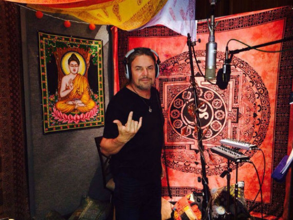 El vocalista de Maná asegura en VIDEO que la desaparición de los 43 es un crimen contra la humanidad