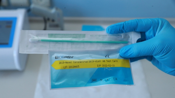 Los materiales para un kit de prueba rápida para el coronavirus (COVID-19) .