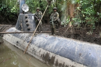 Agentes de la Marina de Colombia vigilan montan guardia sobre un submarino con 8 toneladas de cocaína a bordo y con destino a México, Timbiqui, departamento de Cauca, Colombia, 14 de febrero de 2011.