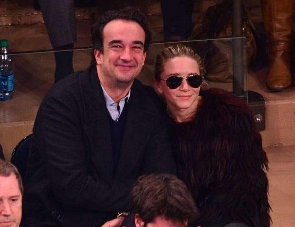 Al cabo de un año de su divorcio, Sarkozy entabló una relación con la gemela Olsen.