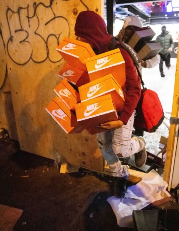 Una tienda Nike fue saqueada en el centro de Los Ángeles.