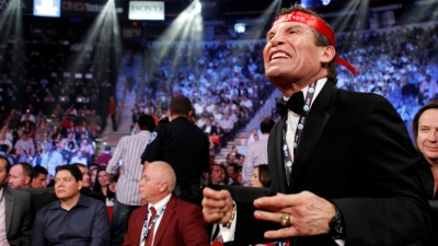 Julio César Chávez apoya a su hijo en una pelea en Las Vegas, Nevada, el 15 de septiembre de 2012.