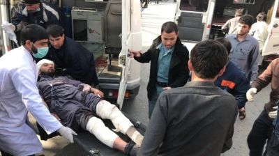 Uno de los heridos es trasladado en ambulancia