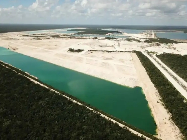 l presidente Andrés Manuel López Obrador emplazó a la empresa Calica a dar respuesta ya al ofrecimiento gubernamental de adquirir los terrenos en donde opera en Quintana Roo.