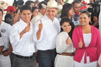 El exgobernador de Nayarit junto a su esposa e hijos, Lidy y Pablo