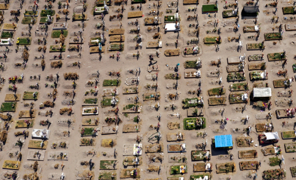 Vista de tumbas en el Panteón de Valle de Chalco, Estado de México, el 26 de marzo de 2021,