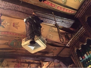 La canasta con zapatos cuelga del techo del bar Dulle Griet, de Gante