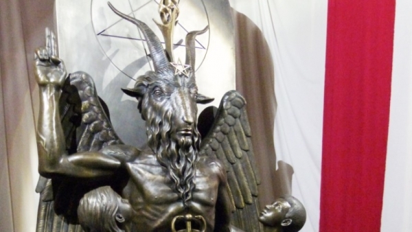 Una estatua de Baphomet, una deidad alada con cabeza de cabra que se asocia con el satanismo y el ocultismo.  