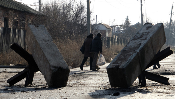 Dos personas pasan junto a erizos antitanque en Artiómovsk (Bajmut, en ucraniano), Donbass, el 19 de enero de 2023.