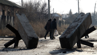 Dos personas pasan junto a erizos antitanque en Artiómovsk (Bajmut, en ucraniano), Donbass, el 19 de enero de 2023.