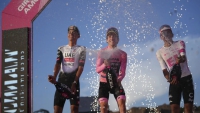 Isaac del Toro (i), Simon Yates (c) y Richard Carapaz (d) celebran en el podio tras concluir el Giro de Italia.