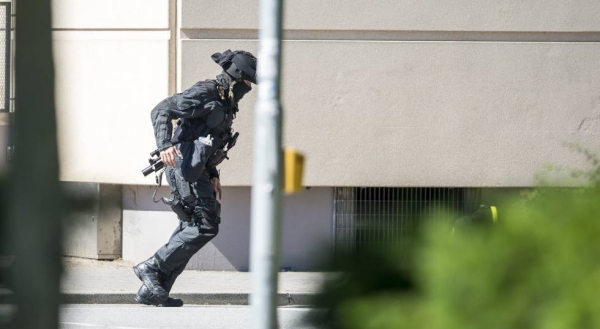 Un policía junto al cine en el que se ha producido el tiroteo