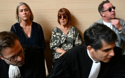 Giséle Pélicot (centro) se sienta junto a su hija y su hijo en el tribunal durante el juicio de su marido.