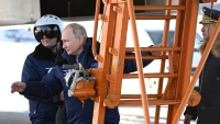 El presidente ruso, Vladímir Putin, sube a un bombardero portamisiles estratégico Tu-160M para realizar un vuelo, Kazán, Rusia, el 22 de febrero de 2024.
