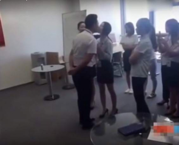 Un jefe de una empresa china obliga a sus empleadas a besarle en la boca todos los días (VIDEO)