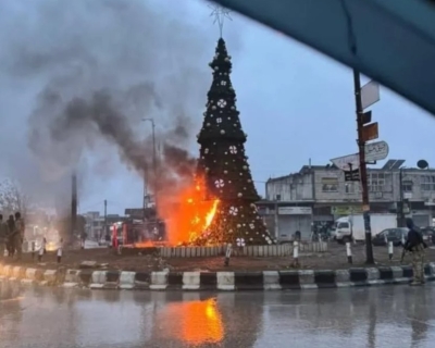 Srios se manifiestan en Damasco para protestar por la quema del árbol de Navidad en Hama