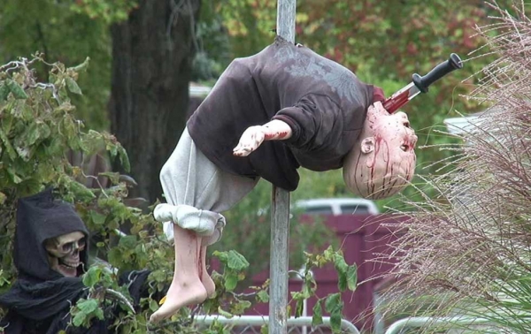 Vecina se gana el odio de todos por decoración de Halloween