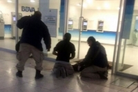 Entre los heridos estan otro guardián del camión de valores, en calidad grave, tres hombres civiles en estado de salud leve y dos mujeres que pasaban por el sitio al momento del enfrentamiento