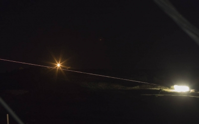 Una fotografía de larga exposición muestra misiles desplegados por la artillería israelí hacia objetivos militares sirios hoy, jueves 10 de mayo de 2018, en los Altos del Golán.