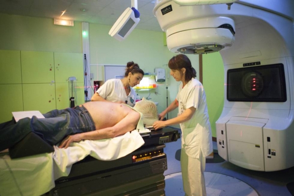 Un paciente de cáncer recibe radioterapia en un hospital de Saboya (Francia).