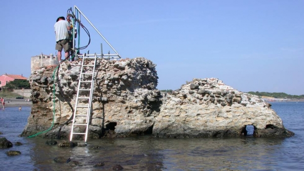 Extracción de muestras de un muelle del &#039;Portus Cosanus&#039; en la costa toscana, construido hace más de 2.000 años.