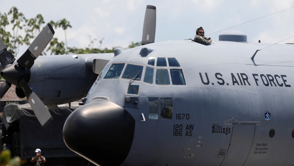 Un miembro de la Fuerza Aérea de EE. UU. sobre un avión.