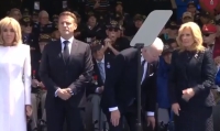 Biden intenta sentarse en una silla inexistente