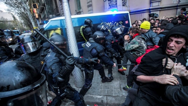 Los Mossos de la Brimo durante las cargas este domingo por la tarde