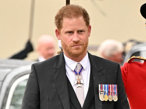 El príncipe Harry, bajo la lluvia entrando en Westminster.