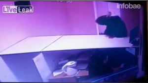 El momento en que el empleado recibe la puñalada en el cráneo