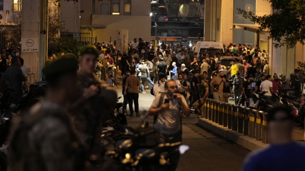 La gente se reúne frente al hospital de la Universidad Americana tras la llegada de varios heridos por la explosión de buscas, en Beirut, Líbano, 17 de septiembre de 2024.
