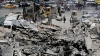 Servicios de emergencia en un edificio destruido tras un ataque aéreo contra la Embajada iraní en Damasco, Siria, el 2 de abril de 2024