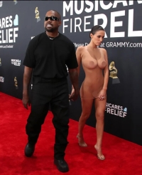 Bianca Censori, esposa de Kanye West, se desnuda y son echados del Grammy 2025