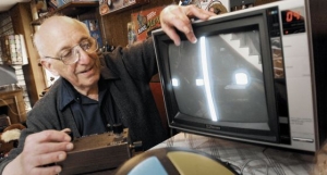 Ralph Baer en 2005 junto a sus invenciones: &#039;Ping pong&#039; y &#039;Simon&#039;.