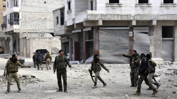 Soldados sirios que patrullan un barrio de Alepo (Siria)