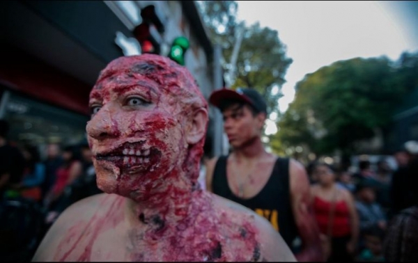 Los zombies lucieron sus &quot;peores&quot; aspectos para asustar a la gente.