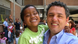 El arquitecto italiano Leonardo Fabbretti junto a su hijo etíope Dama, de 13 años y a quien le compró un iPhone 6 nueve meses antes de su muerte