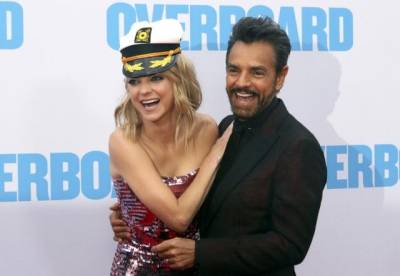 Anna Faris, izquierda, y Eugenio Derbez ríen en el estreno de &quot;Overboard&quot; en el The Regency Village Theatre el lunes 30 de abril de 2018 en Los Angeles.
