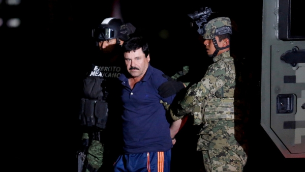 Joaquín Guzmán Loera, alias &quot;El Chapo&quot; Guzmán es escoltado por soldados en la Ciudad de México, el 8 de enero de 2016.