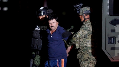 Joaquín Guzmán Loera, alias &quot;El Chapo&quot; Guzmán es escoltado por soldados en la Ciudad de México, el 8 de enero de 2016.