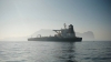 En foto, el petrolero en el estrecho de Gibraltar, este jueves, antes de su liberación. En vídeo, el Ministro de Asuntos Exteriores habla sobre el petrolero.