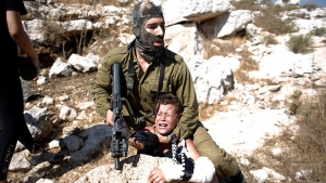 El brutal arresto de un niño palestino de 12 años por parte de un soldado israelí durante una manifestación pacífica desató un dramático enfrentamiento por la liberación del menor de edad.