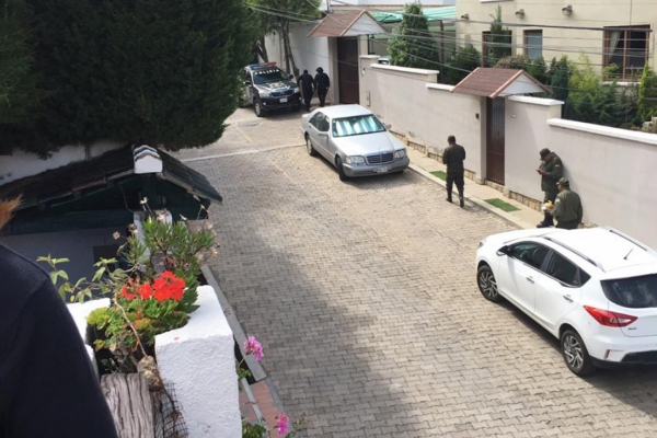 Uniformados bolivianos vigilan la Embajada de México en Bolivia. Diciembre de 2019.