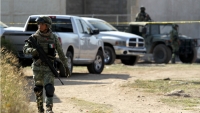 Soldados resguardan una fosa clandestina en Lomas del Vergel, Zapopan, México, el 16 enero de 2020.